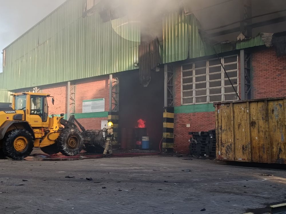 Bombeiros de Farroupilha e Caxias combatem incêndio na ERS -122