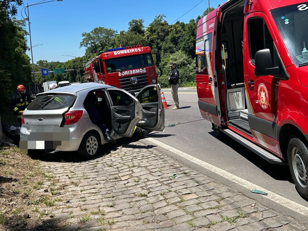 Batida entre carreta e carro deixa duas idosas feridas na BR-470