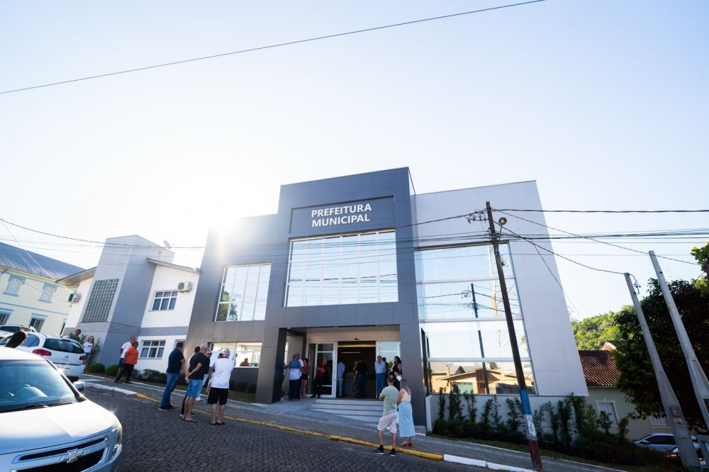 Barão inaugura nova sede da Prefeitura com estrutura moderna