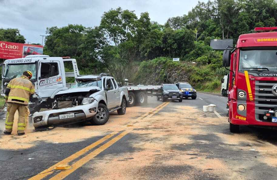 Colisão frontal no km 219 da  BR-470 deixa feridos na tarde desta terça