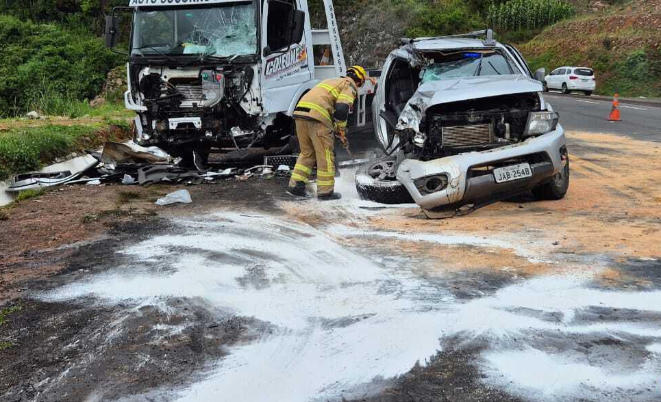 Colisão frontal no km 219 da  BR-470 deixa feridos na tarde desta terça