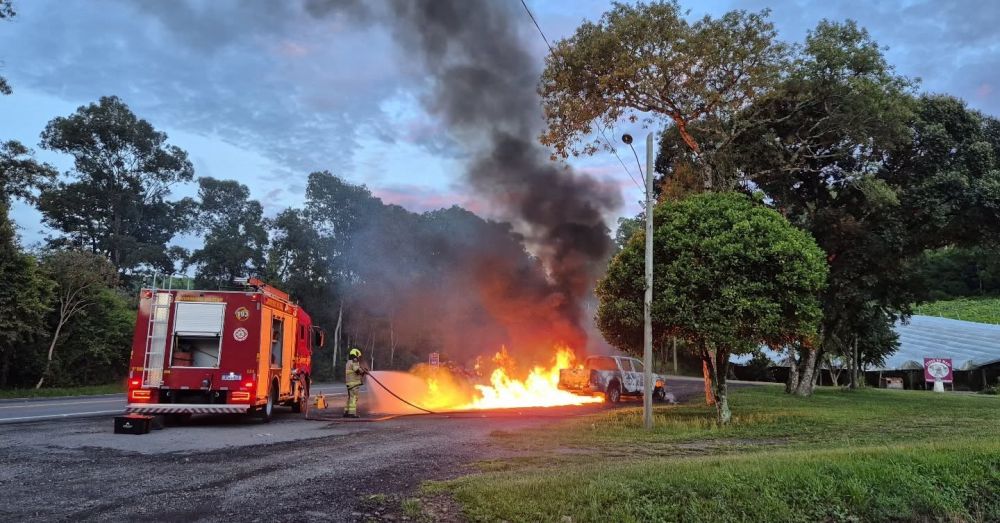Família que ia ao litoral escapa ilesa durante incêndio na BR 470