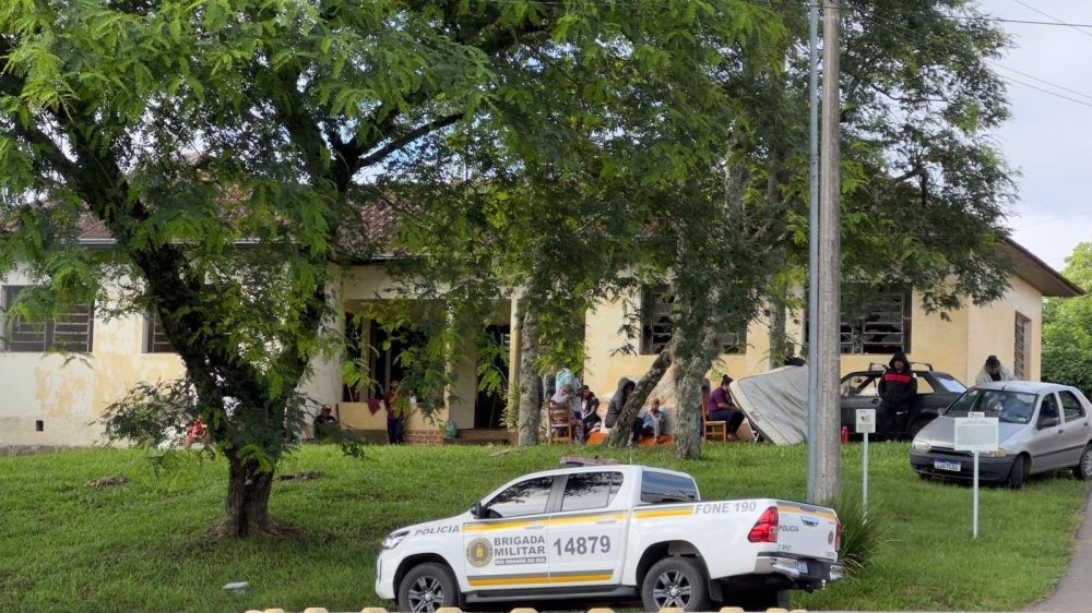 Índios ocupam escola desativada no interior de Pinto Bandeira