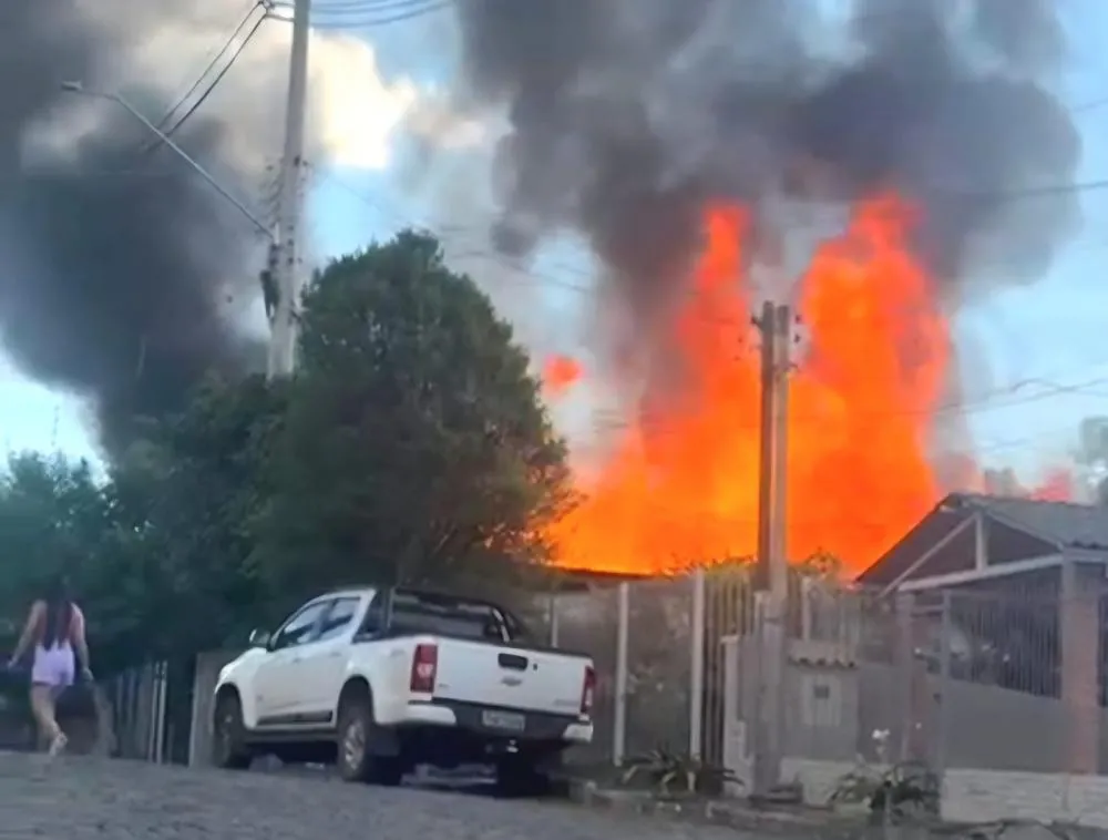 Incêndio destrói casa e assusta moradores em Bento Gonçalves