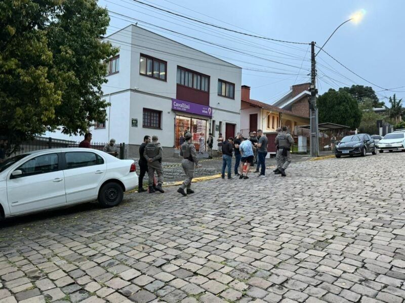 Tiroteio em mercado termina com criminoso morto pela polícia