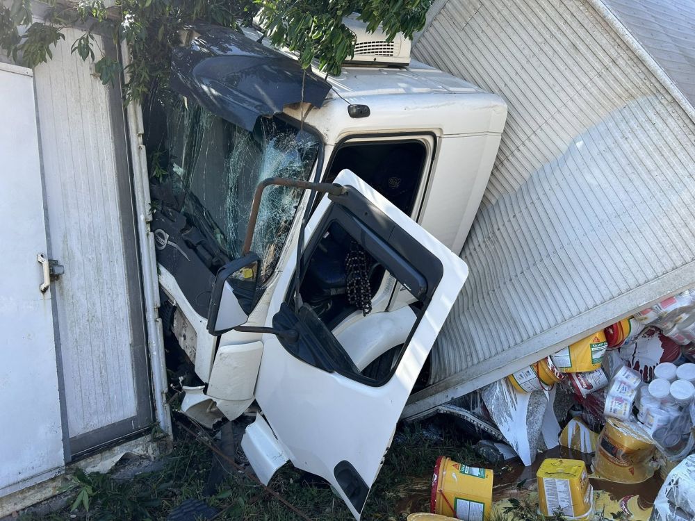 Sem controle, caminhão cruza a BR-470 e cai de barranco em Carlos Barbosa 