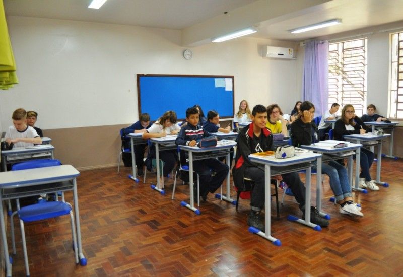 Cerca de 3 mil alunos voltaram às aulas nesta segunda-feira em Carlos Barbosa