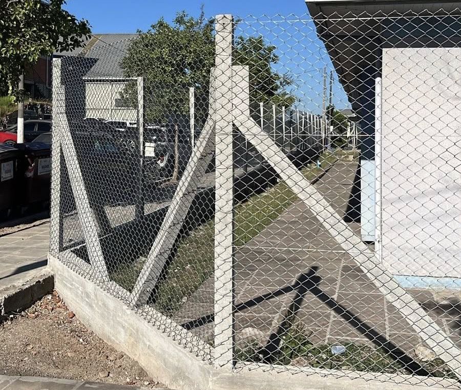 Após ser retirada, cerca é finalmente instalada na escola Aparecida