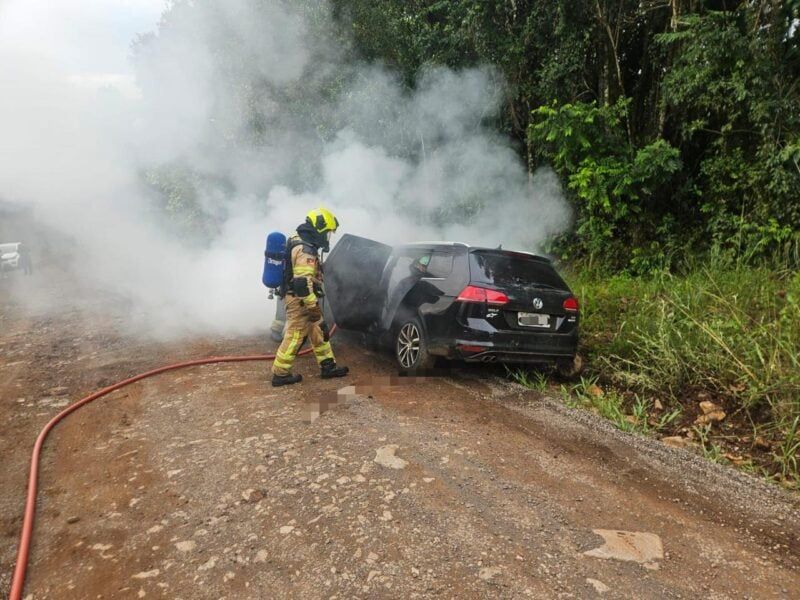 Veículo pega fogo durante passeio no interior de Garibaldi. Ninguém ficou ferido
