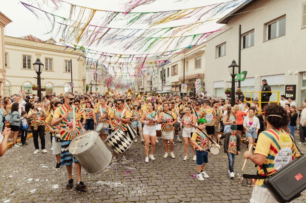 Carnaval do Bepi arrasta cerca de 2 mil foliões nas ruas históricas de Garibaldi