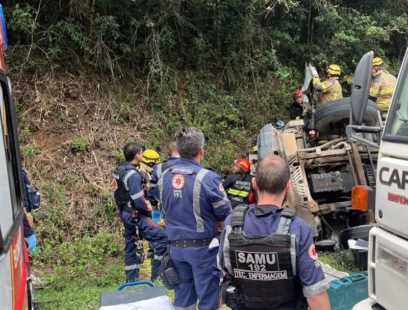 Caminhão tomba e motorista fica preso nas ferragens em Tamandaré