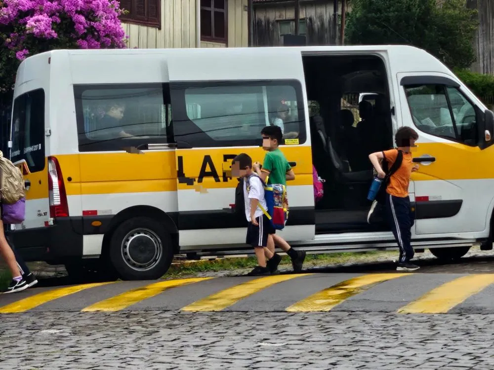 Famílias denunciam cortes no transporte escolar e abandono de crianças em Bento