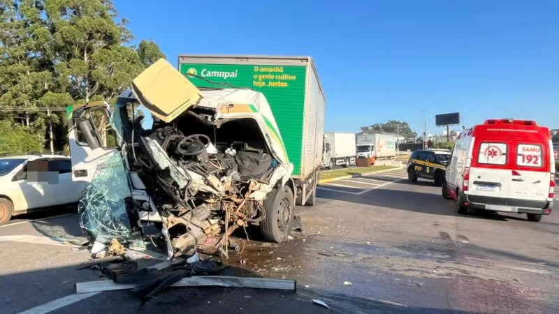 Colisão violenta entre caminhões deixa motorista ferido na BR-470 em Garibaldi