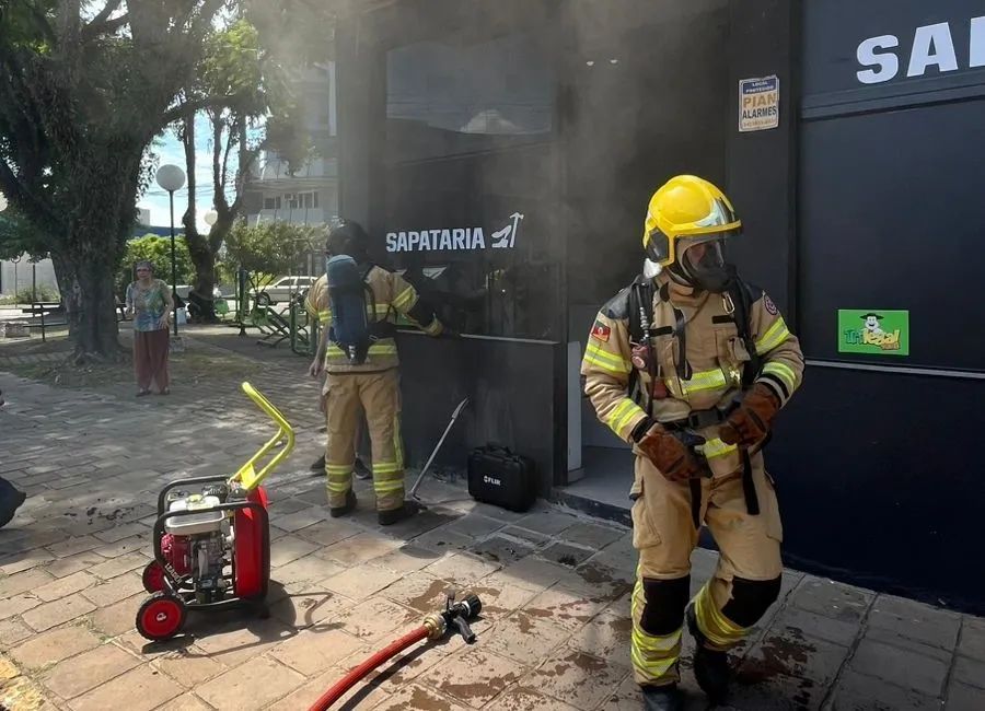 Bombeiros controlam incêndio em sapataria de Bento Gonçalves
