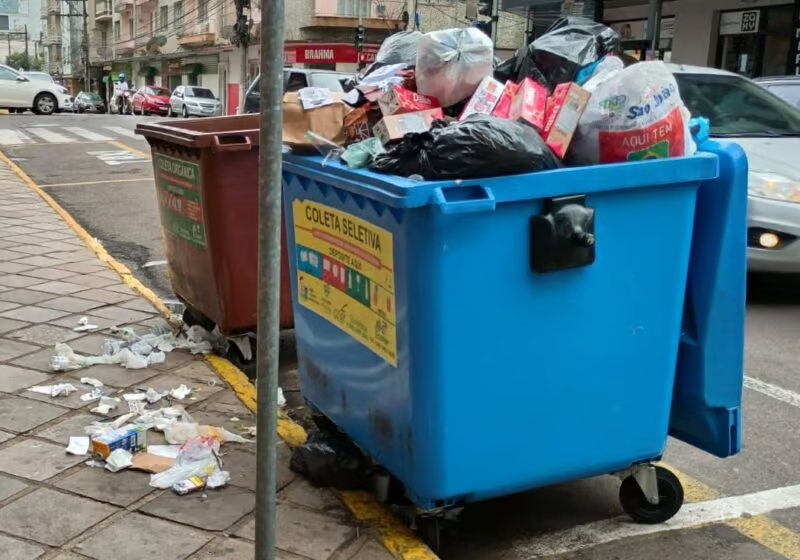 Excesso de lixo em ruas de Farroupilha acende alerta ambiental e sanitário