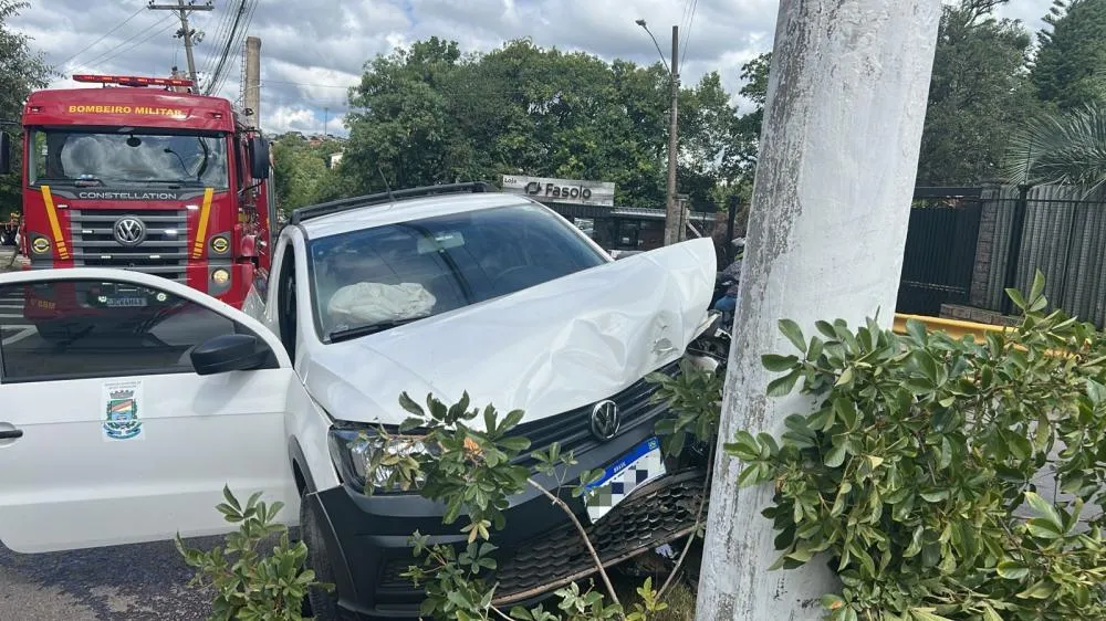 Colisão com carro da Prefeitura de Bento deixa dois homens feridos