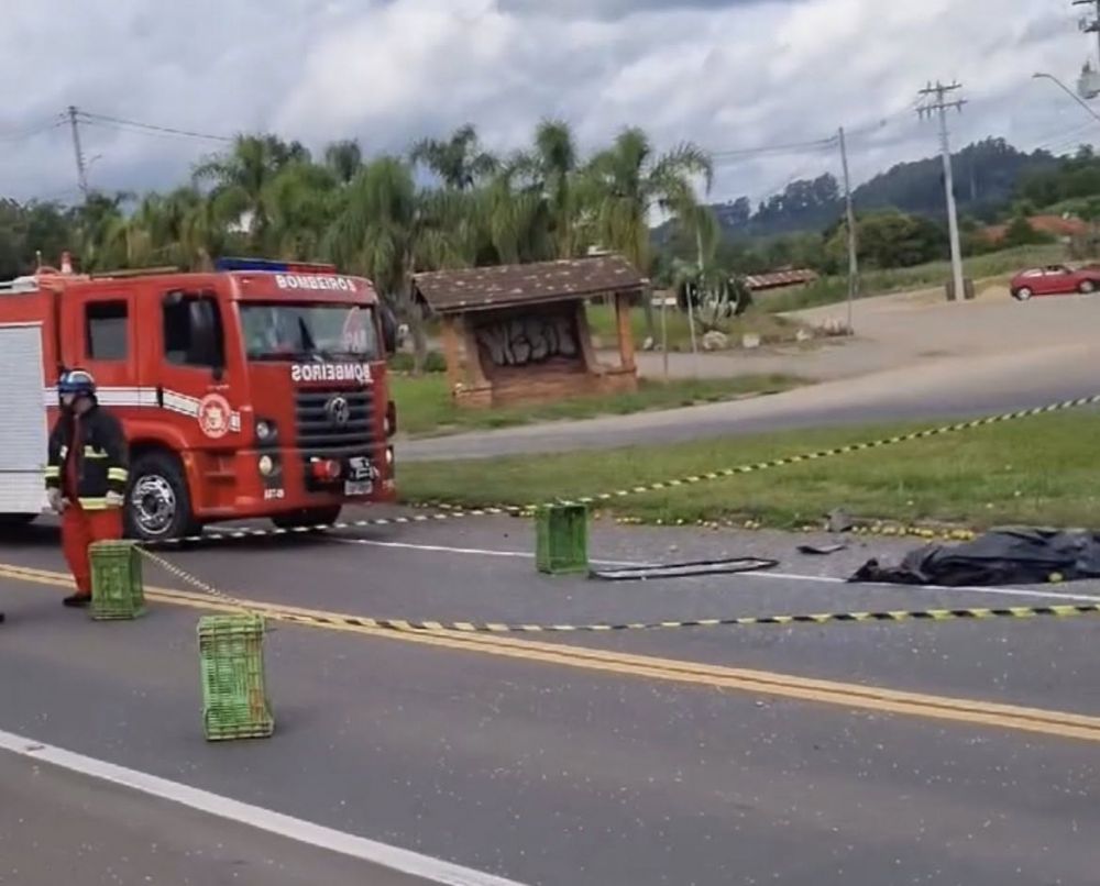 Colisão entre Kombi e Corolla deixa homem morto no trevo de São Sebastião de Castro