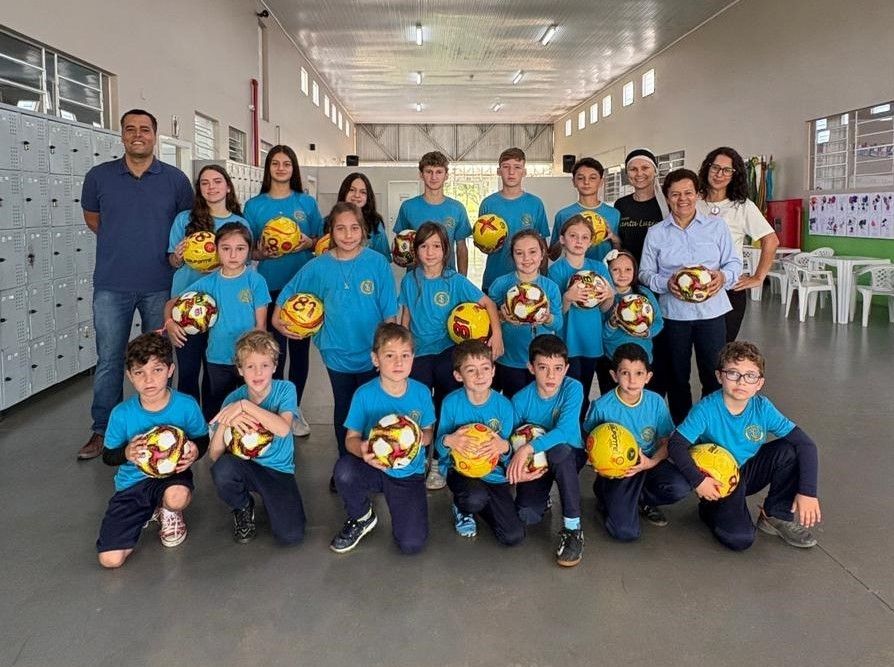 Carlos Barbosa distribui centenas de bolas para escolas e projetos sociais