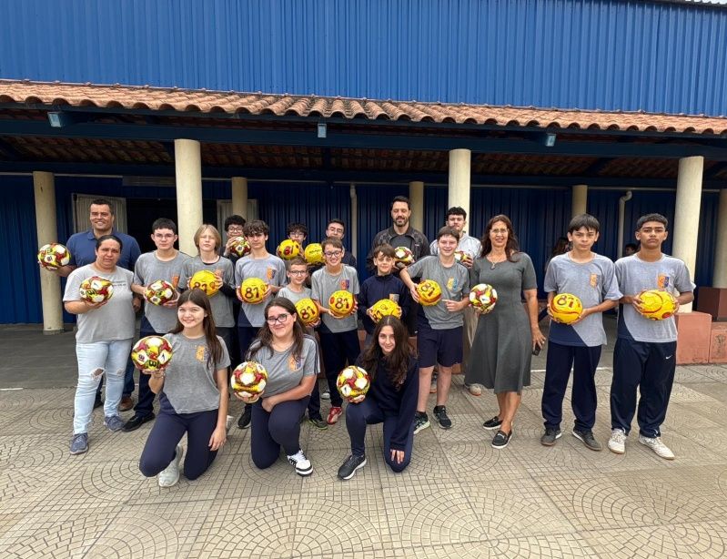Carlos Barbosa distribui centenas de bolas para escolas e projetos sociais