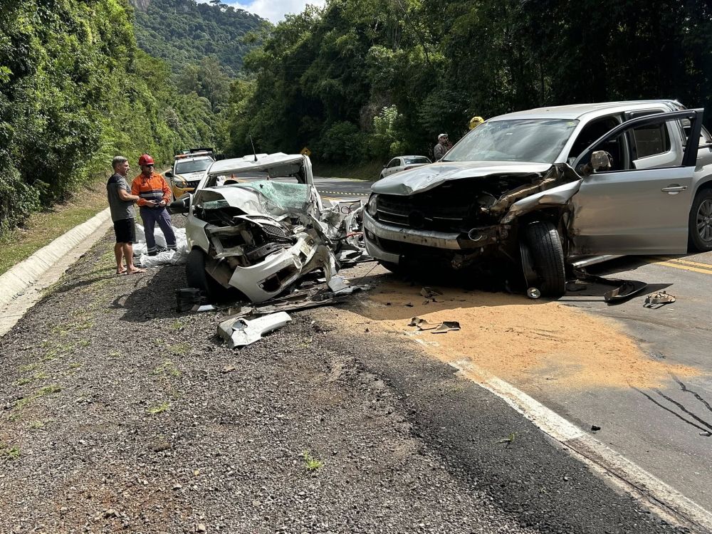 Grave acidente envolvendo três veículos na São Vendelino deixa um morto