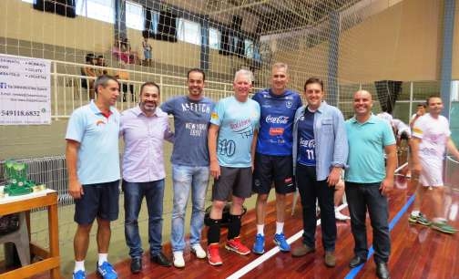 Prefeito de Bento Gonçalves rompe ligamentos em jogo de vôlei beneficente