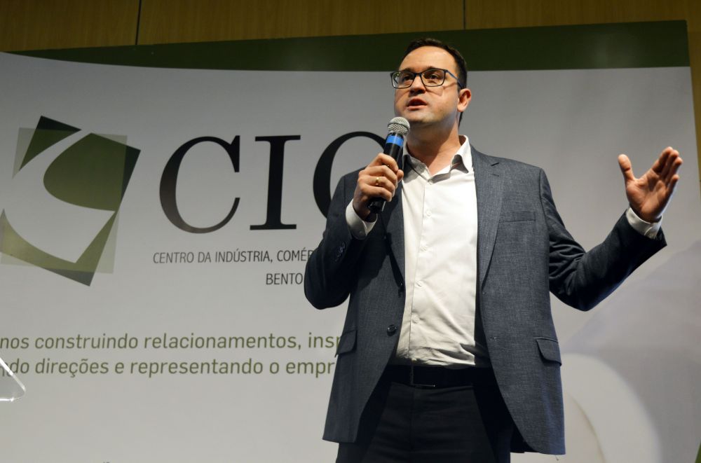 Prefeito de Bento Gonçalves anuncia renúncia do cargo e mira Brasília