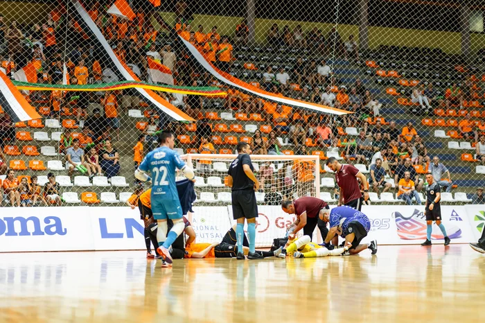 Jogador deixa quadra de ambulância e assusta torcida em estreia da ACBF