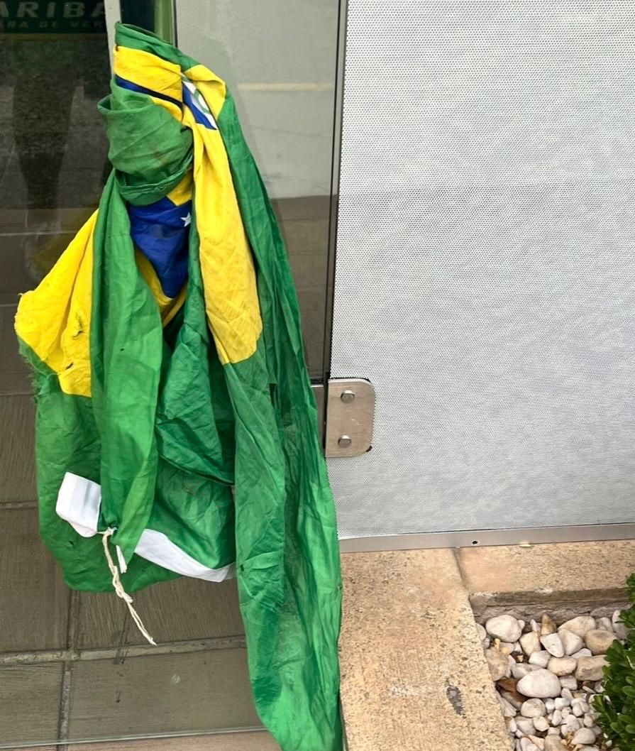 Bandeira rasgada é amarrada na Porta da Câmara de Vereadores de Garibaldi