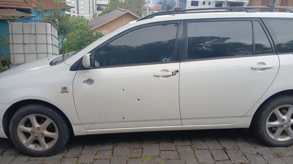 Carro é atingido por série de disparos em Carlos Barbosa