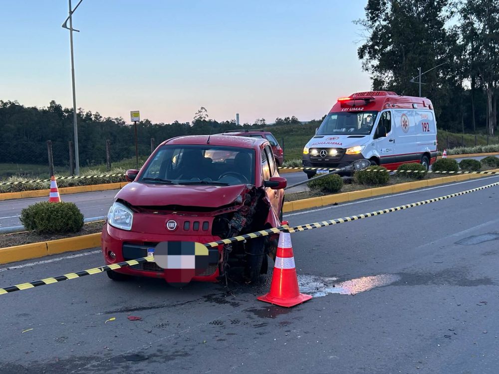 Motorista perde controle de carro e destrói poste em avenida de Carlos Barbosa 