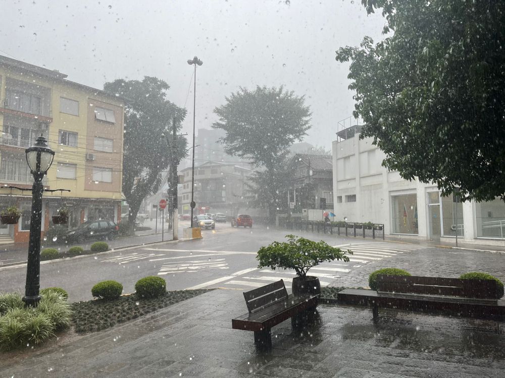 Garibaldi e Carlos Barbosa enfrentam chuva intensa e risco de novos transtornos neste domingo