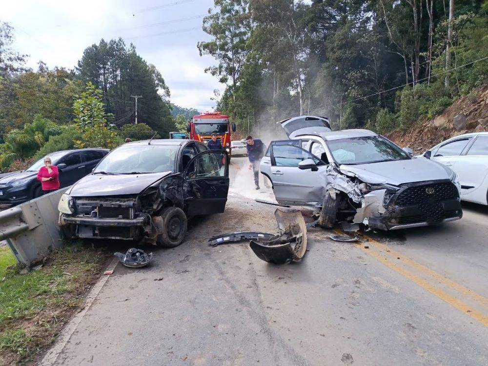 Mulher fica ferida em colisão envolvendo dois veículos na VRS-813