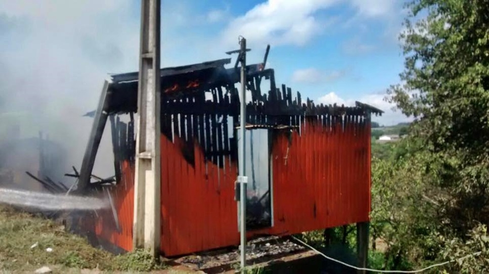 Incêndio destrói casa na comunidade de São Miguel em Garibaldi