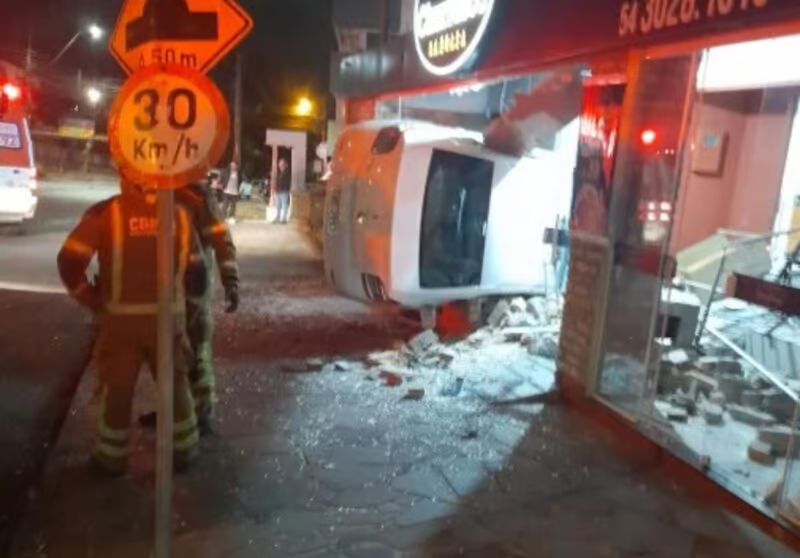 Motorista bêbado capota carro, invade loja e termina preso em Caxias do Sul