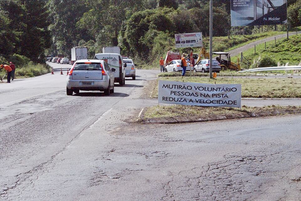 Abandonada pelo governo, voluntários realizam limpeza na ERS 446