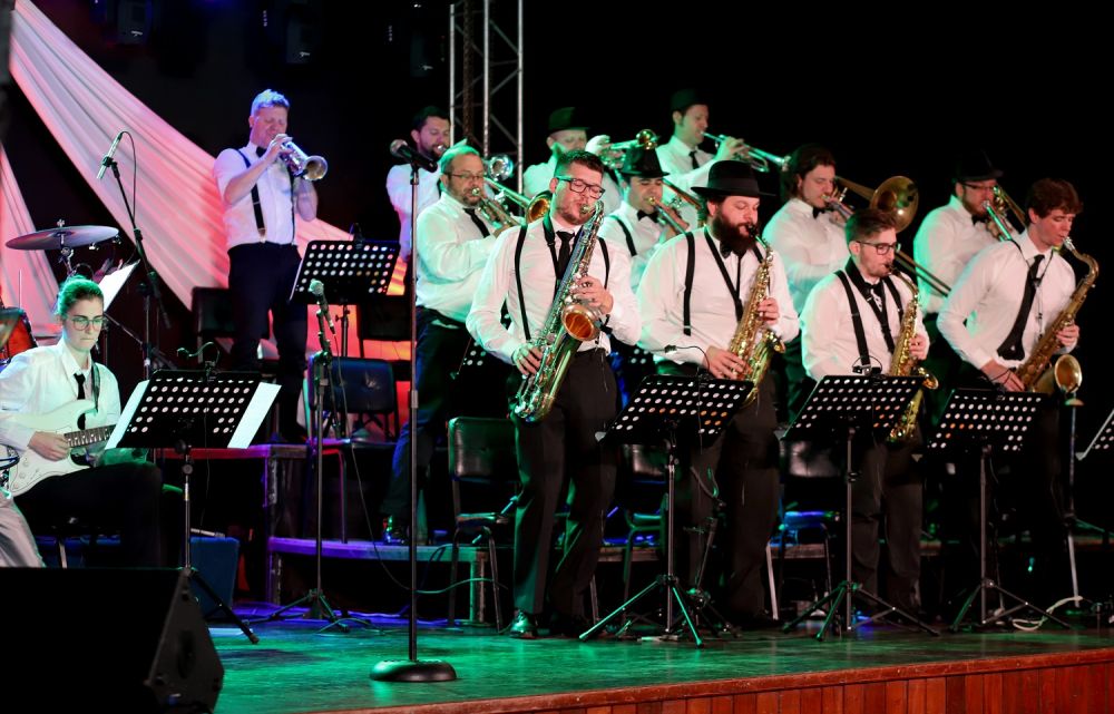 Orquestra de Garibaldi apresenta clássicos com cantor pernambucano