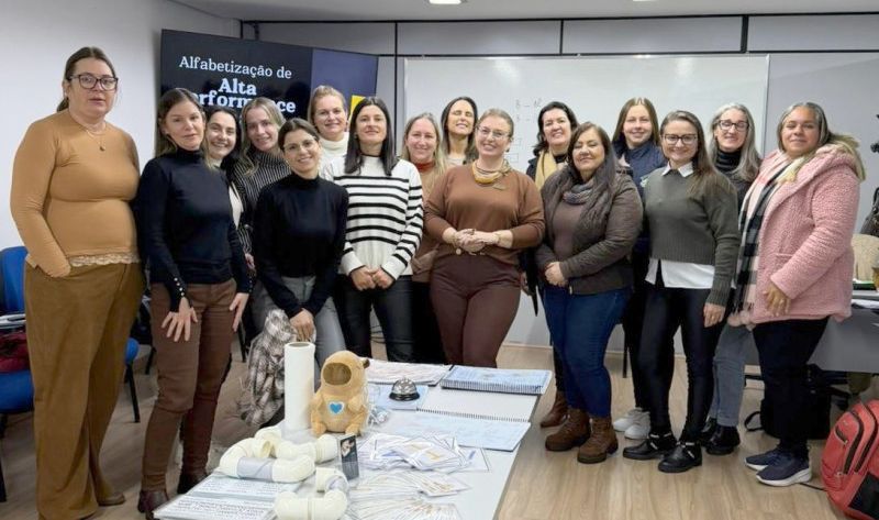 Educadores de Garibaldi participam de formação em alfabetização 