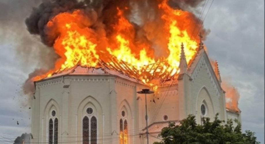 Incêndio destrói parte da igreja matriz de Flores da Cunha