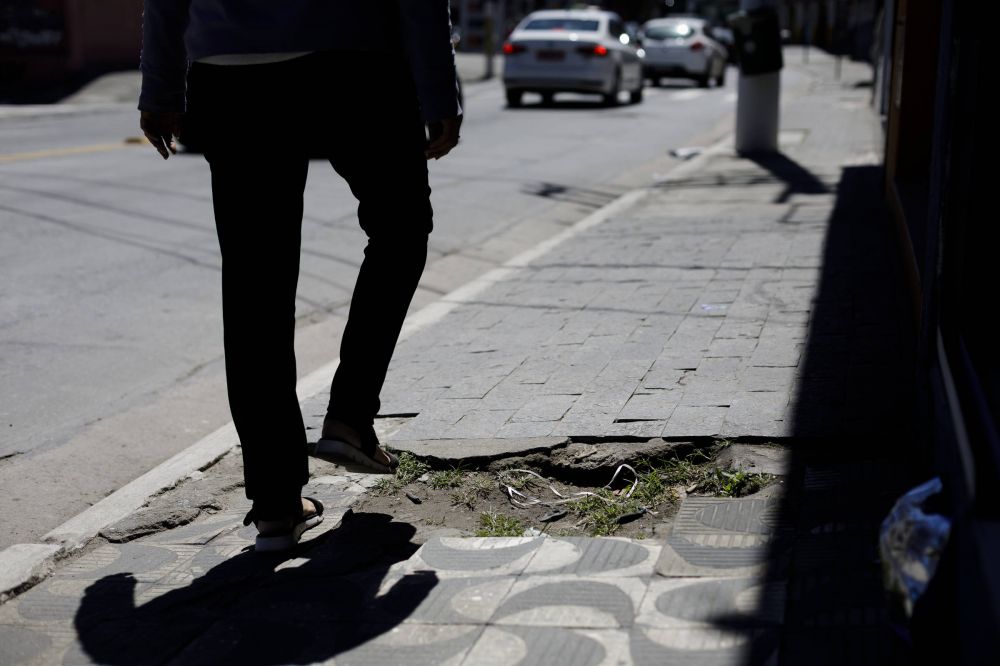 Defeitos em calçadas fazem 42% dos idosos terem medo de cair