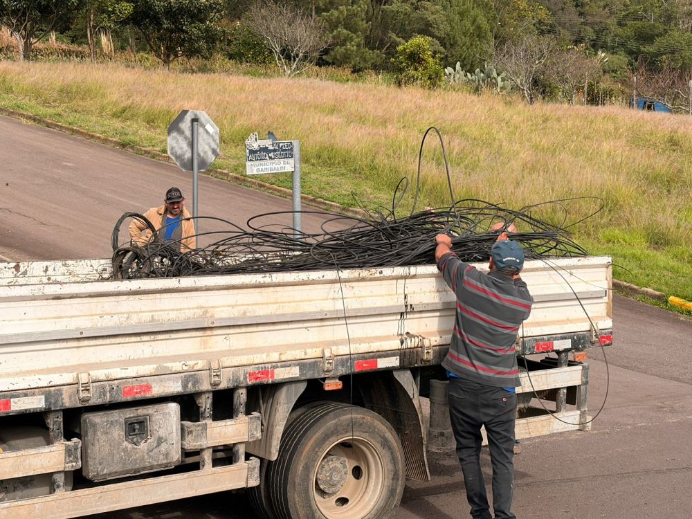 Operação “Poste Limpo” remove cabos irregulares em rede de Garibaldi