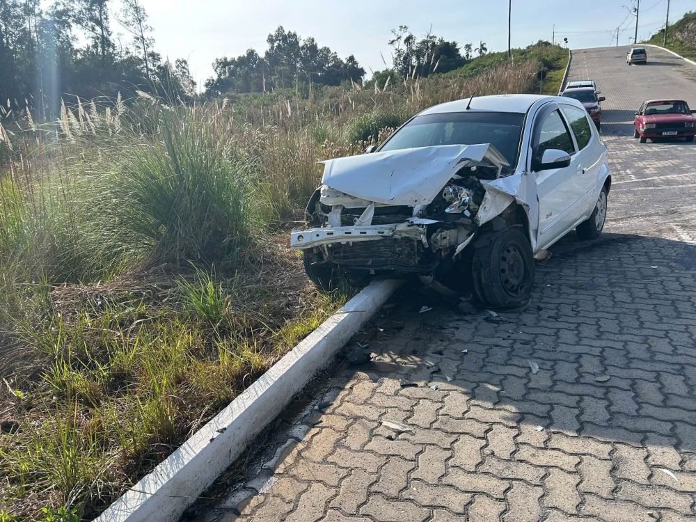 Homem joga carro contra ex, desfere golpes de faca e foge em Carlos Barbosa