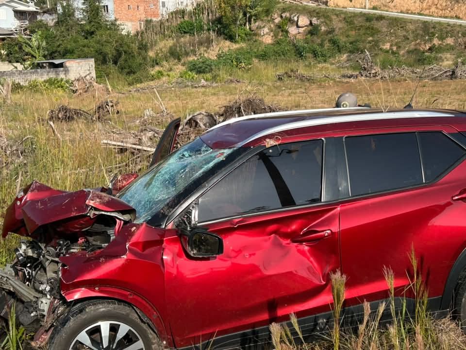 Homem joga carro contra ex, desfere golpes de faca e foge em Carlos Barbosa