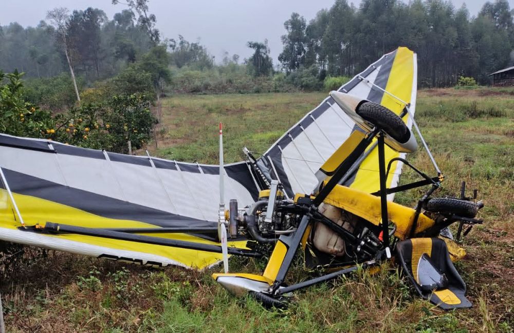 Piloto escapa com ferimentos leves após queda de ultraleve em Brochier