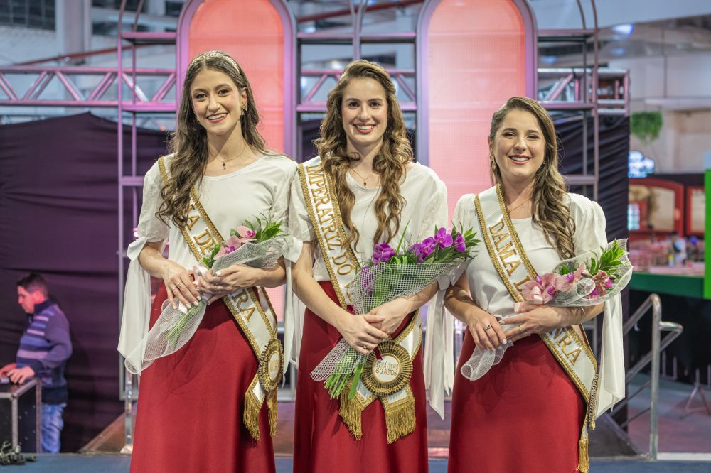 Alana Foresti é eleita Imperatriz dos 60 anos da Fenavinho