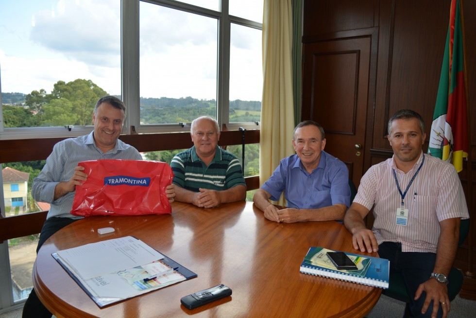 Clóvis Tramontina visita prefeito em exercício de Carlos Barbosa