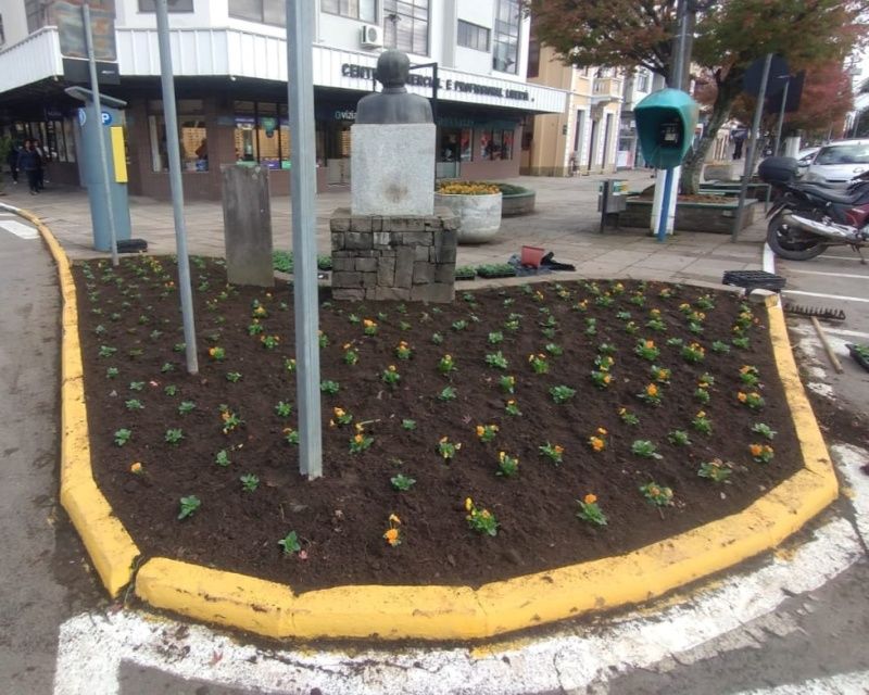 Carlos Barbosa ganha mais cor para o Festiqueijo com plantio de 5 mil flores