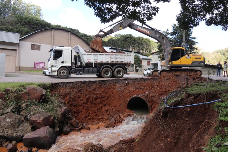 Prefeitura inicia obra para triplicar vazão de água em ponte da Linha Araújo e Souza