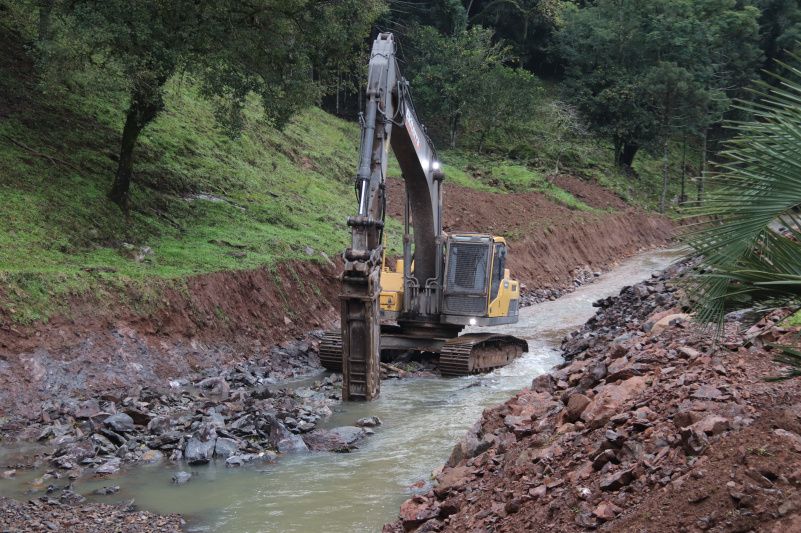 Prefeitura inicia obra para triplicar vazão de água em ponte da Linha Araújo e Souza