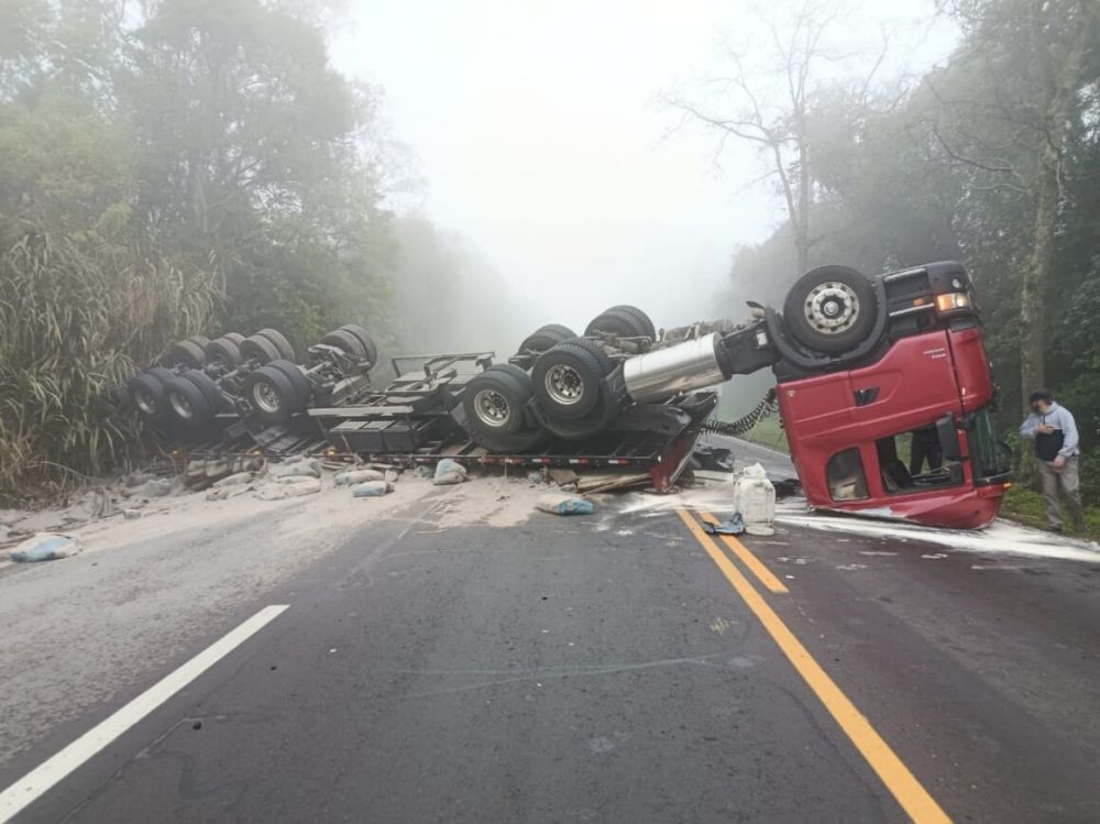 Carreta tomba na RS-122 e bloqueia trânsito entre Farroupilha e São Vendelino