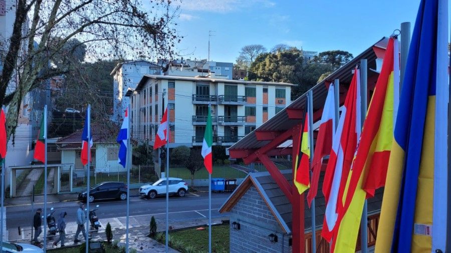 Feira do Produtor de Carlos Barbosa ganha bandeiras em homenagem às etnias